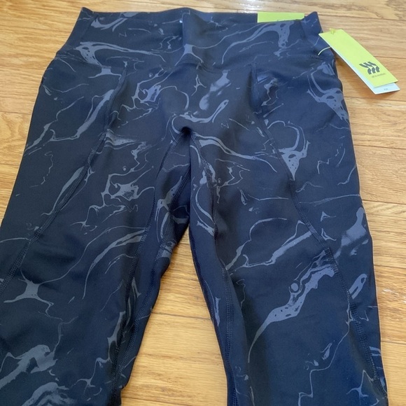 NWT All In Motion Women's Flex High
Rise 7/8 Leggings XS Jet Black - Picture 2 of 4